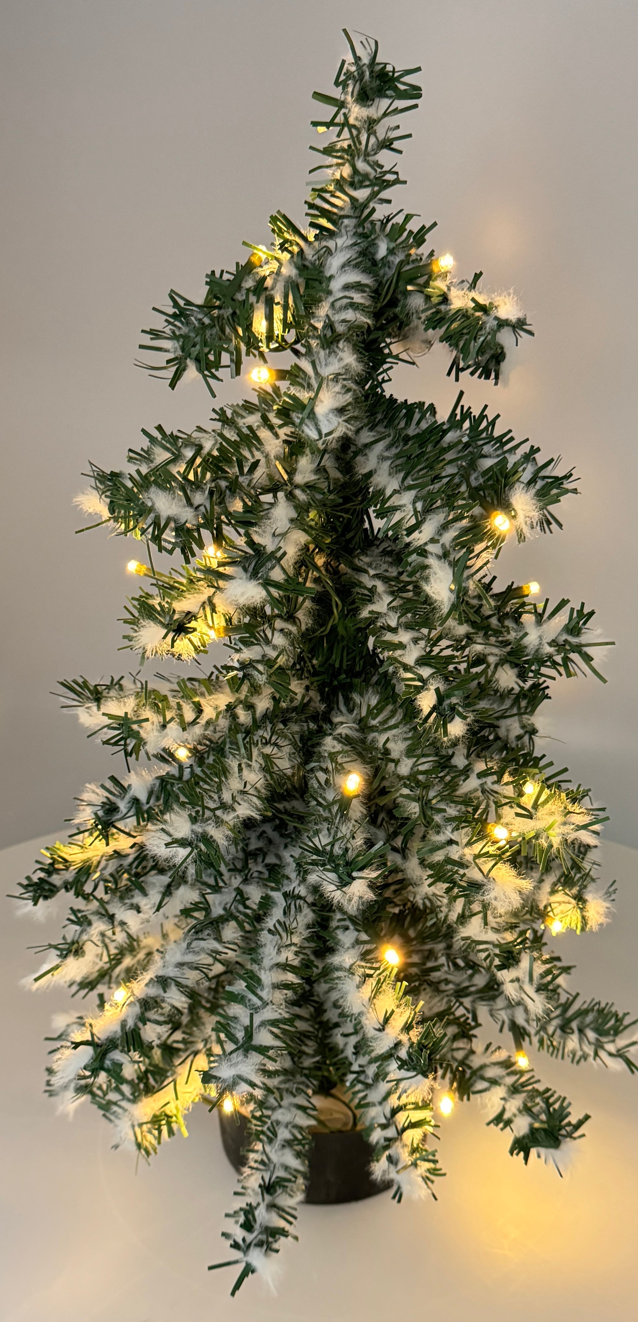 Excellent Trees® Valbo Mini Kerstboom 50 cm met batterij verlichting en Sneeuw - Kunstkerstboom met 72 Lampjes