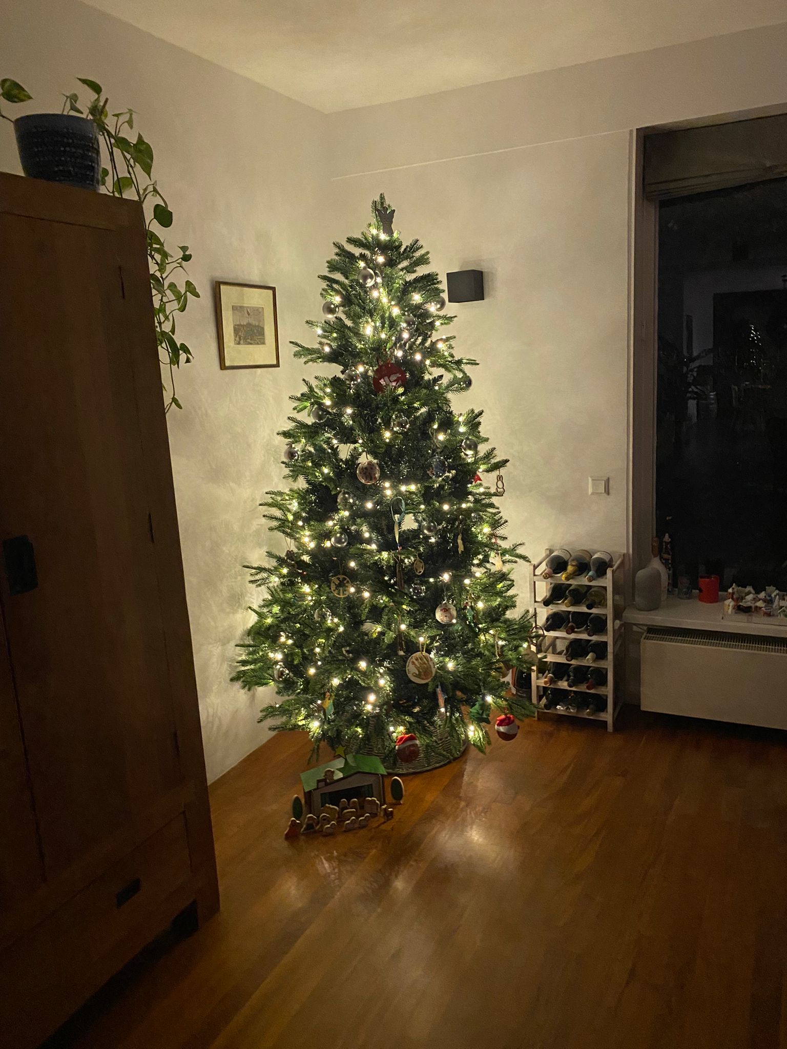 Premium Kerstboom Excellent Trees® LED Kalmar 210 cm met verlichting - 450 Lampjes - ⌀137cm - ↕210cm